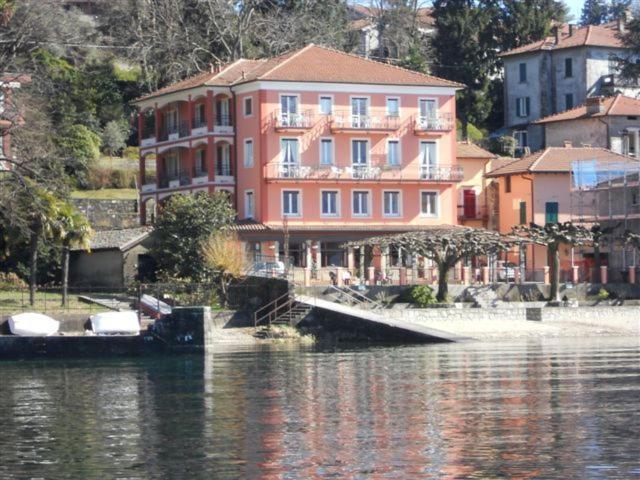 Albergo Riva Reno Di Leggiuno Exterior foto