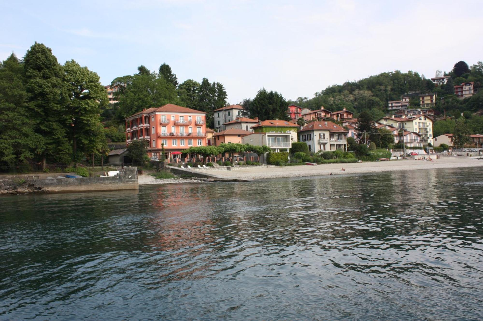 Albergo Riva Reno Di Leggiuno Exterior foto