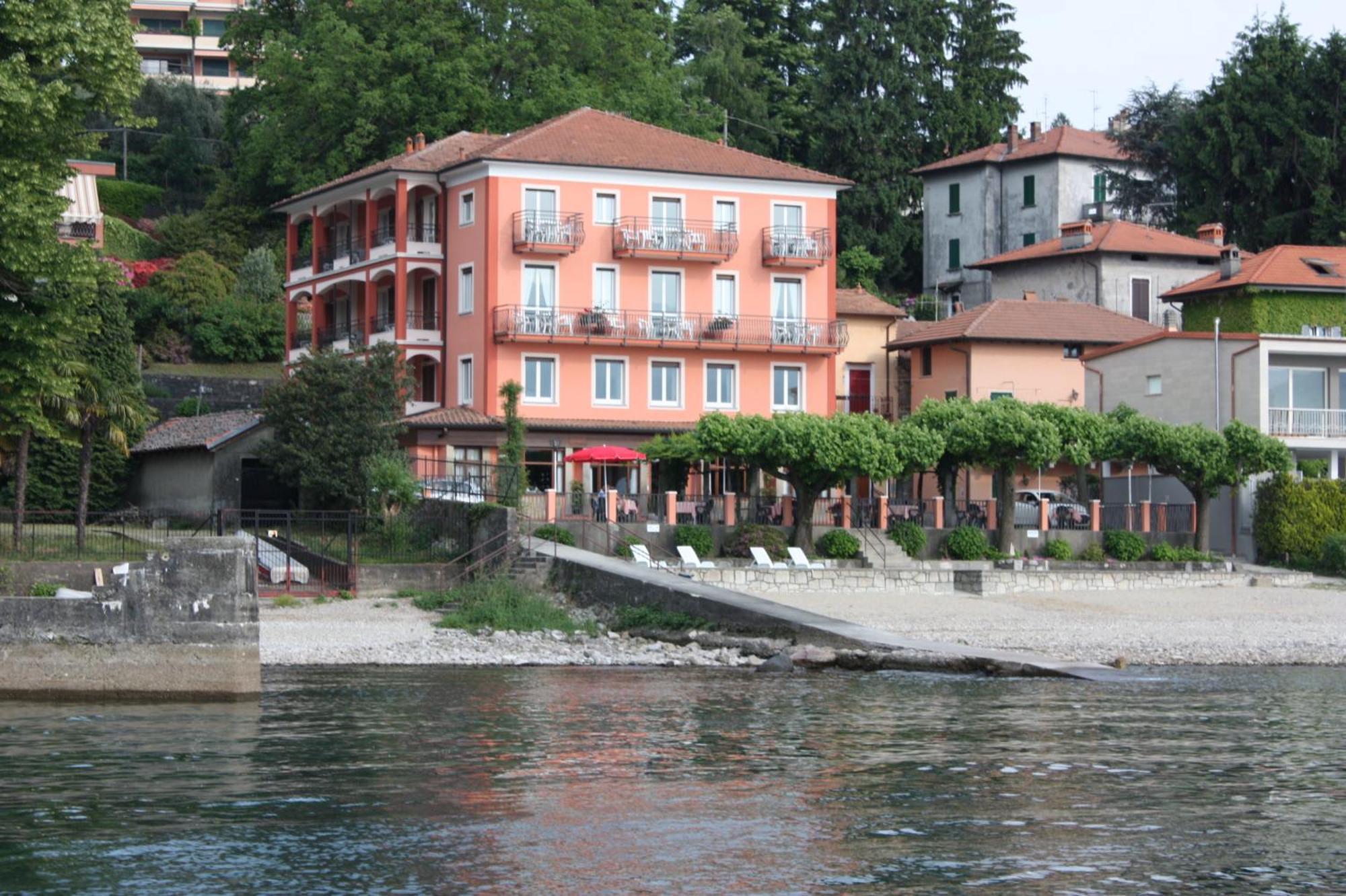 Albergo Riva Reno Di Leggiuno Exterior foto