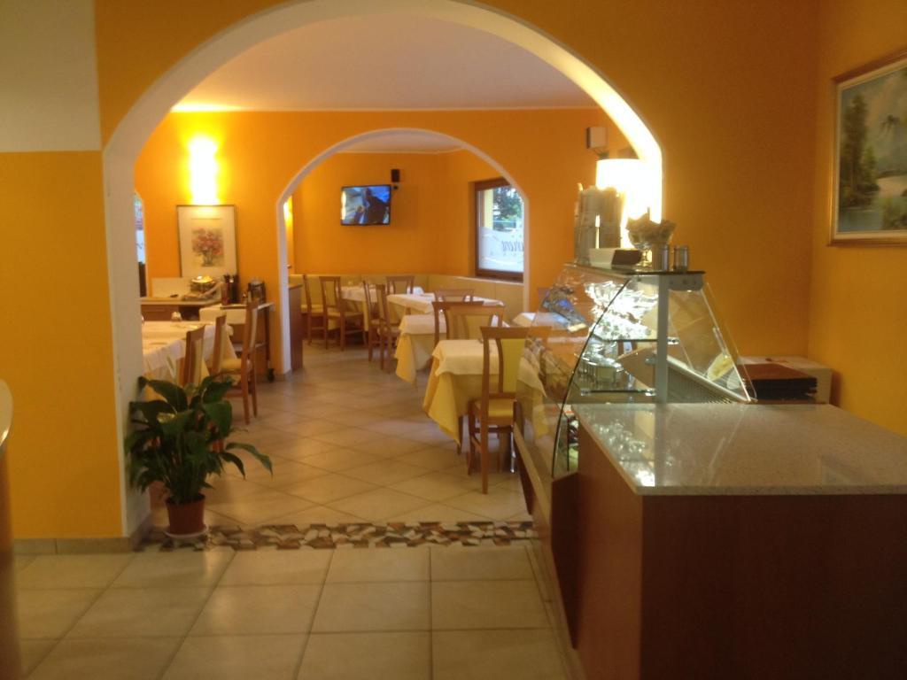 Albergo Riva Reno Di Leggiuno Exterior foto
